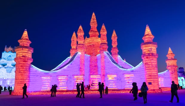 Größtes Eisskulpturen-Festival bestückt Pinguine mit Rucksäcken