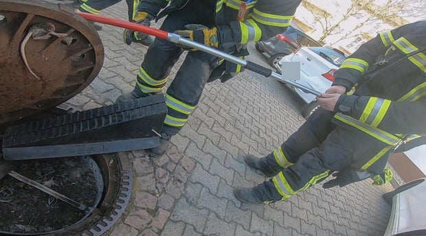 Tierretter 'schraubten' Ratte aus Kanaldeckel