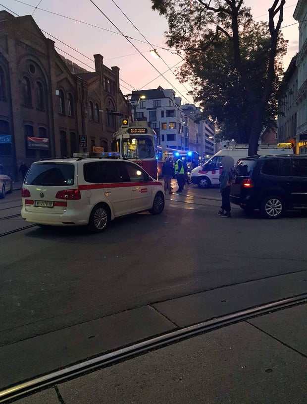 Motorradlenker krachte in Straßenbahn