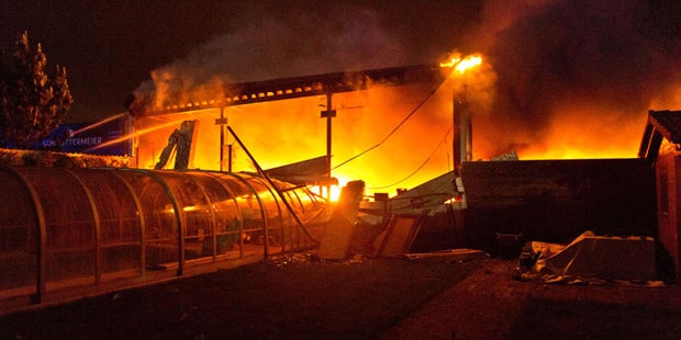 Großbrand in einem Autohaus in NÖ