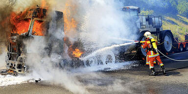 LKW geht auf A21 in Flammen auf