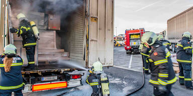 Lkw fing an einem Autobahnparkplatz Feuer