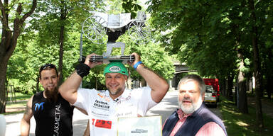 Kraftlackl zog zwölf Fiaker im Wiener Prater