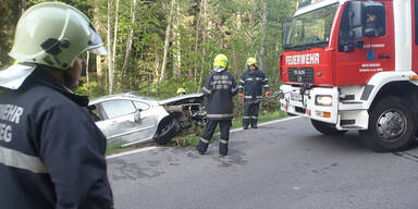 Auto landet nach Unfall auf dem Dach in Bachbett