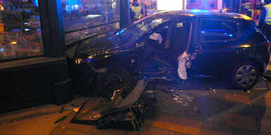 Frau krachte mit Auto in 'Mann'-Filiale