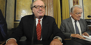 Graf Ali verhöhnt das Parlament