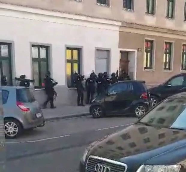 Alkoholisierter schoss bei Verfolgungsjagd aus Autofenster