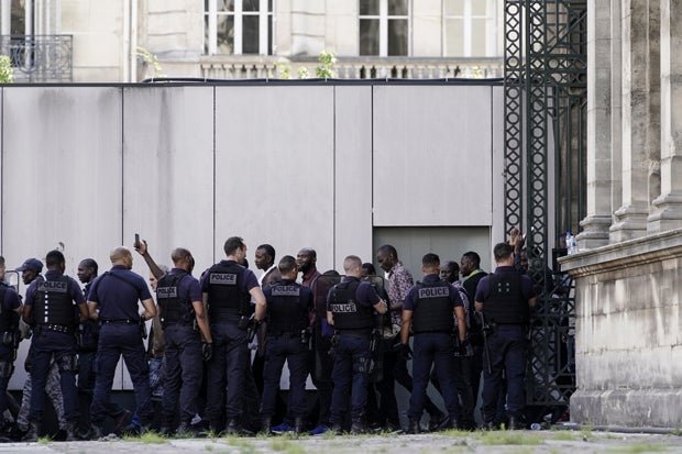 Hunderte Migranten besetzen Pariser Pantheon
