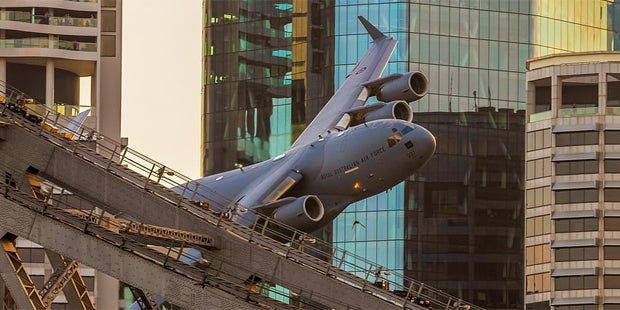 Airforce-Monster kuschelt mit Wolkenkratzern