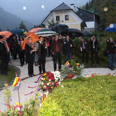 Kranzniederlegung am Grab von Jörg Haider