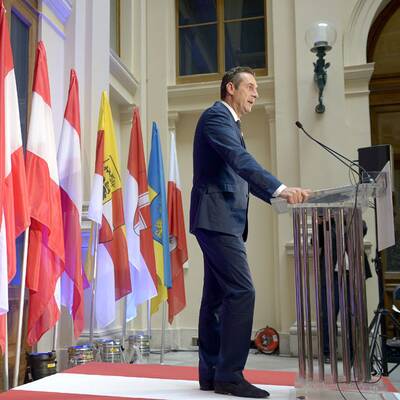 Die Bilder zu Straches Fahnen-Tritt