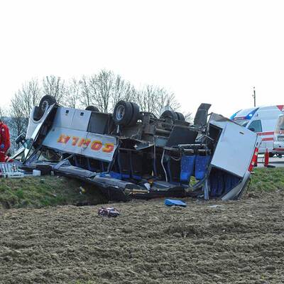 Bilder vom Schulbusunfall in Schwand