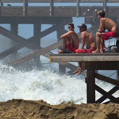 Ein Sanddamm an der Küste