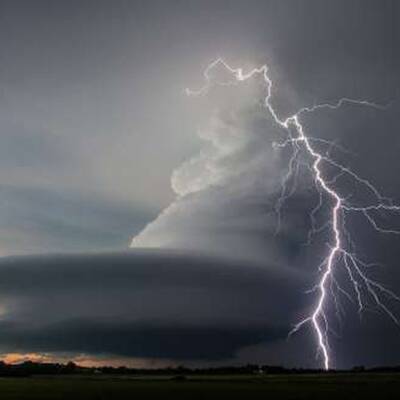 Blitz durchbricht Superzelle