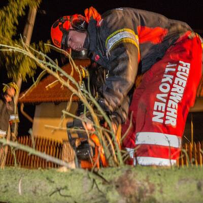 Im Bild: Die Florianijünger beim Aufräumen