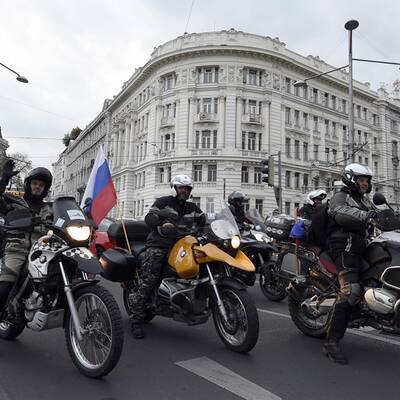 Nachtwölfe legen Kranz in Wien nieder