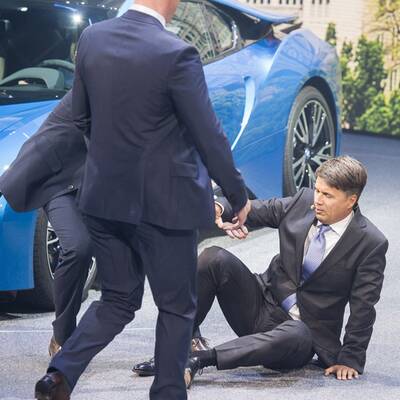BMW-Chef kollabiert bei Auto-Schau