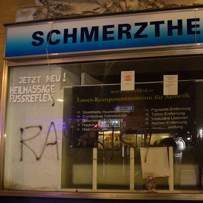 Er will keine Flüchtlinge behandeln, jetzt wurde er Opfer einer Schmierattacke.