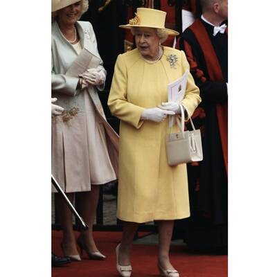 Queen Elisabeth mit ihrem Wegbegleiter: Der Launer-Handtasche