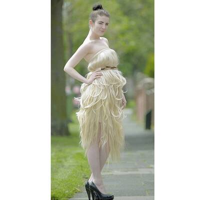 Model Nina Arkley trug das Kleid von Friseurin Jodie Breeds 