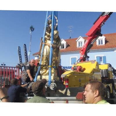 und seitlich auf die  Ladefläche gelegt.