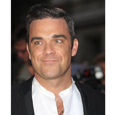 Robbie Williams singt seine Hit-Single „Candy“. 