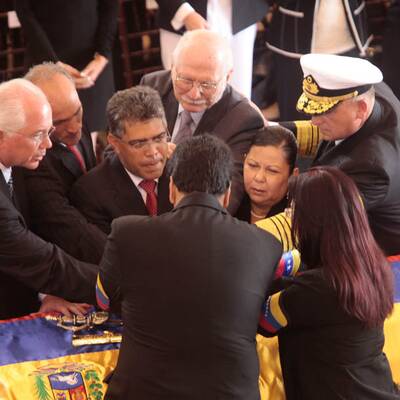 Ahmadinejad und Castro erweisen letzte Ehre