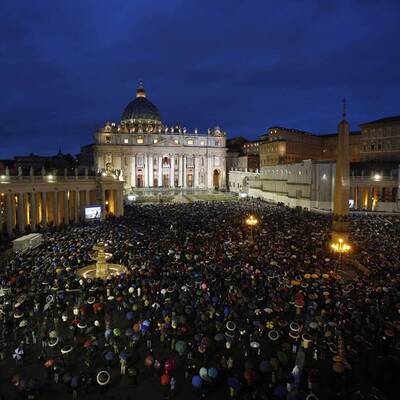 Weißer Rauch über Vatikan