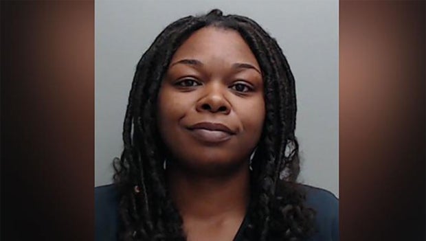 Lehrerin läuft in Schule Amok und prügelt auf Teenager ein