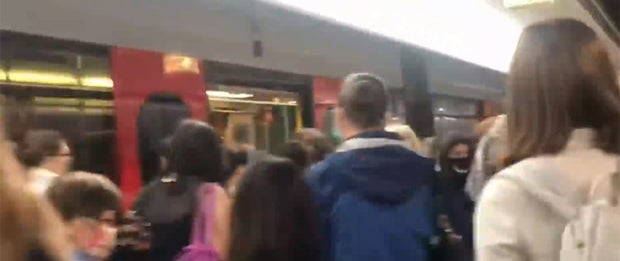 So eng ist es in der U6 schon wieder