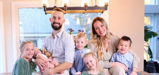 Influencerin gab Adoptivsohn weg: Beamte suchen das Kind