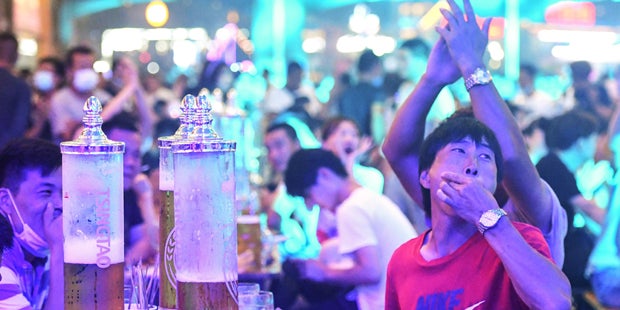 Weltweit 694.000 Corona-Tote, aber China feiert