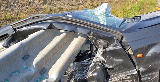 Jeep von Leitschiene aufgespießt: Lenker überlebt Horror-Crash