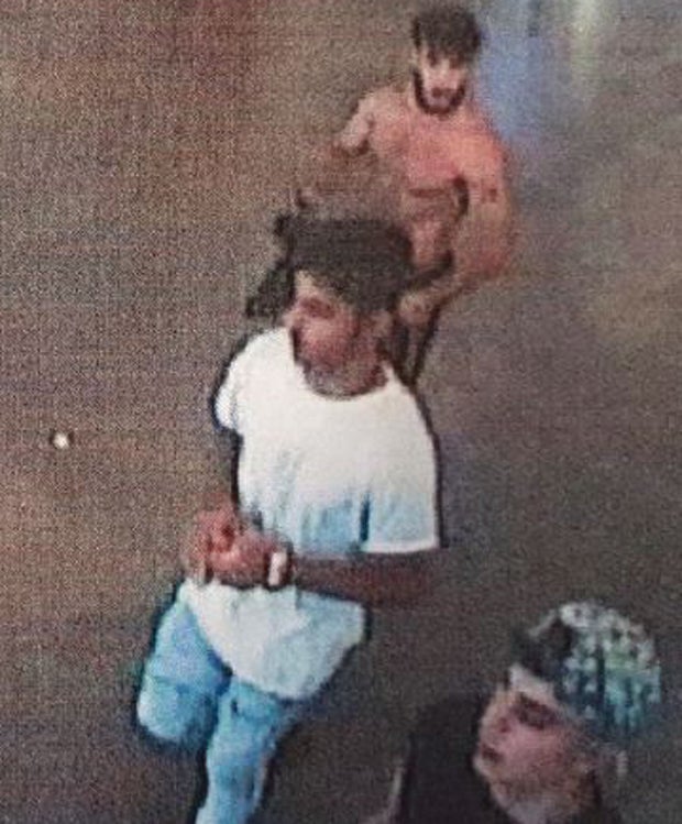 Jugendlicher von acht Männern mit Schwert überfallen