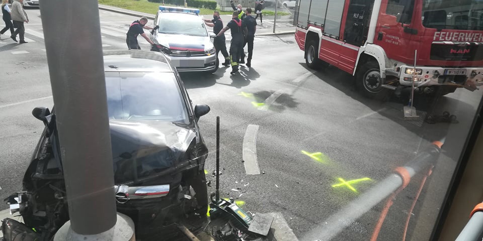 Crash im Morgenverkehr: Polizeiauto kracht in Pkw