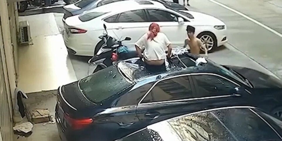 Frau kracht beim Balkon-Sex auf Auto