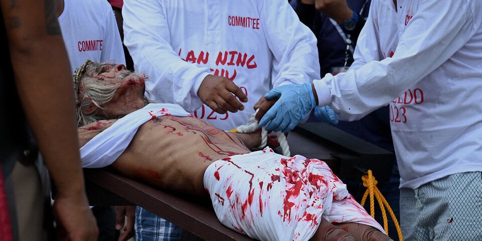 Gläubige lassen sich ans Kreuz nageln