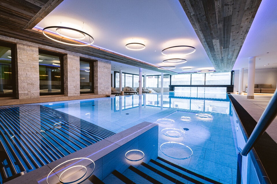 Das große Hallenbad, von dem man direkt ins Freie schwimmen kann.