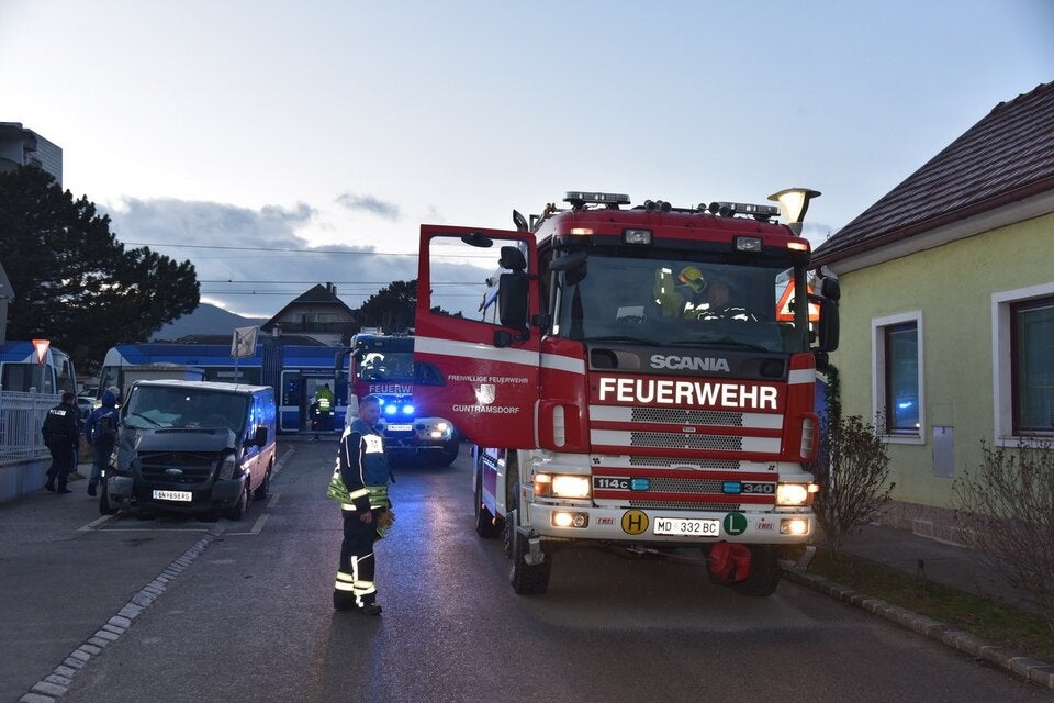 Schock für Fahrgäste: Badner Bahn entgleist