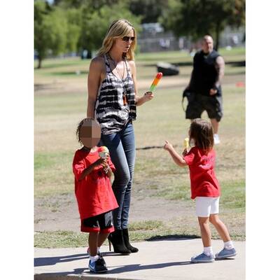 So stylish feuert Heidi ihre Kids am Fußballfeld an 