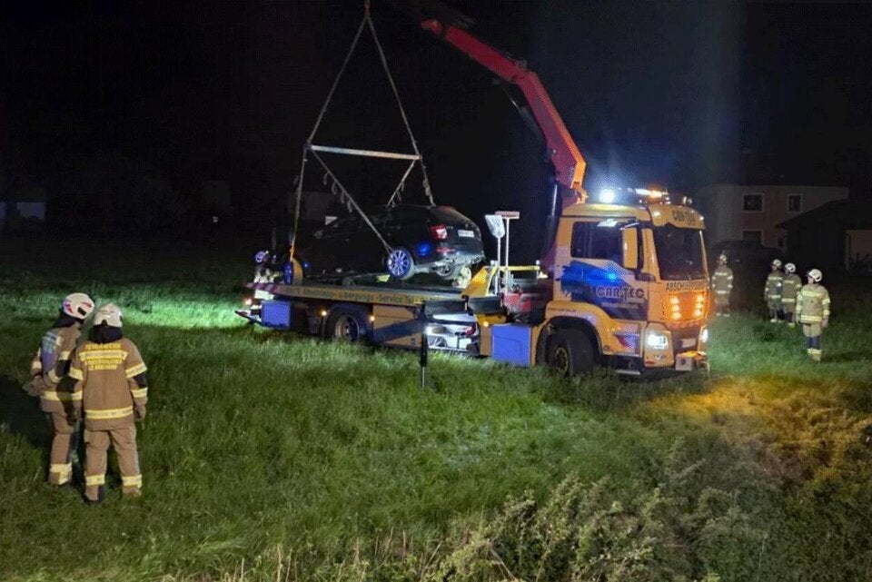 Feuerwehr-Einsatz: Der Lenker fuhr die steile Böschung in Richtung Zugstrecke hinab.