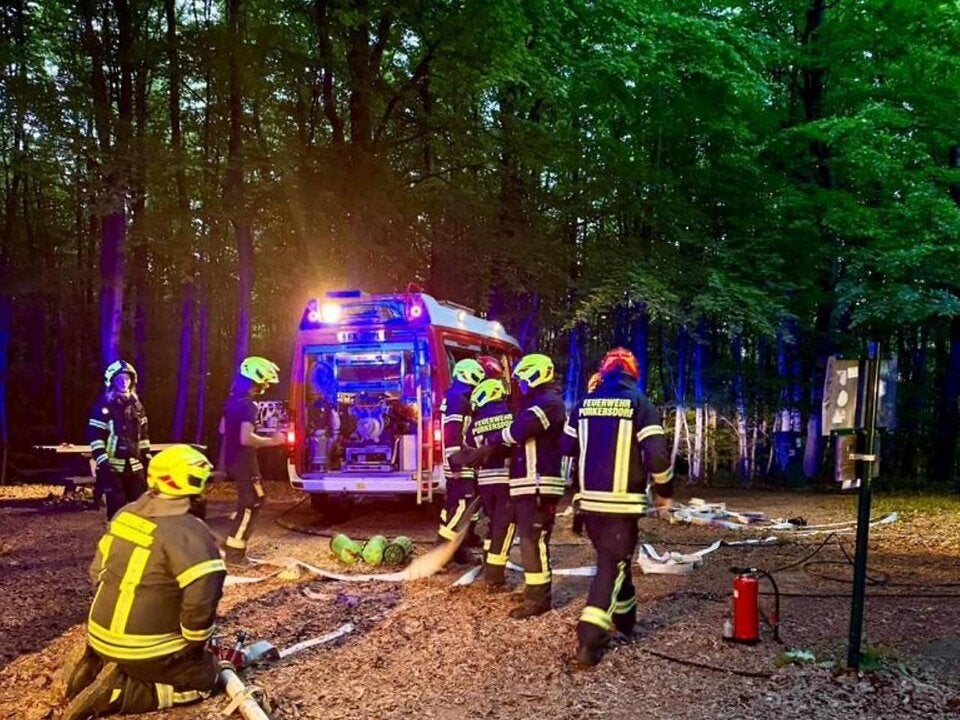 Insgesamt 93 Feuerwehrleute standen im Einsatz. 