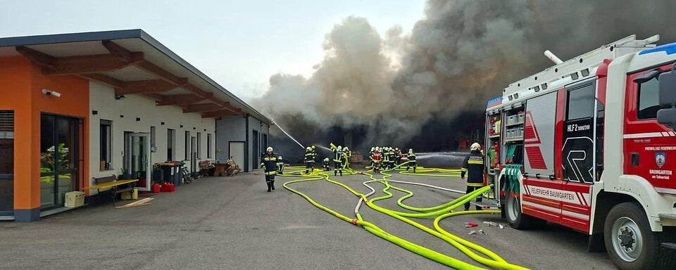 Firmenhalle in Flammen – Großeinsatz in Freundorf