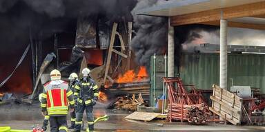 Firmenhalle in Flammen &ndash; Gro&szlig;einsatz in Freundorf