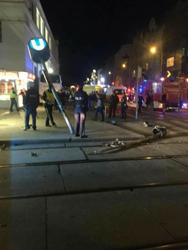 Reisebus knallt in U6-Station in Wien