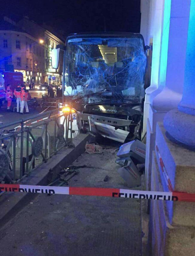 Reisebus knallt in U6-Station in Wien