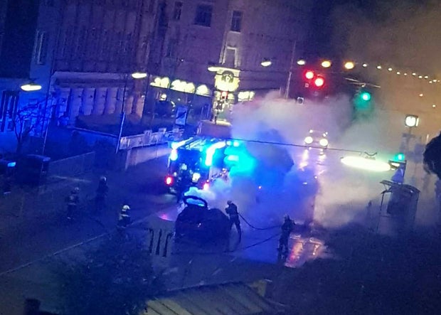 Auto-Brand nach Unfall mitten in Wien