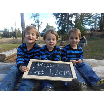 So süß feiern Kinder ihre Adoption 