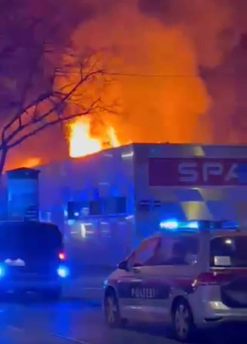 Wien-Floridsdorf: Auto donnert in Supermarkt – Filiale in Flammen