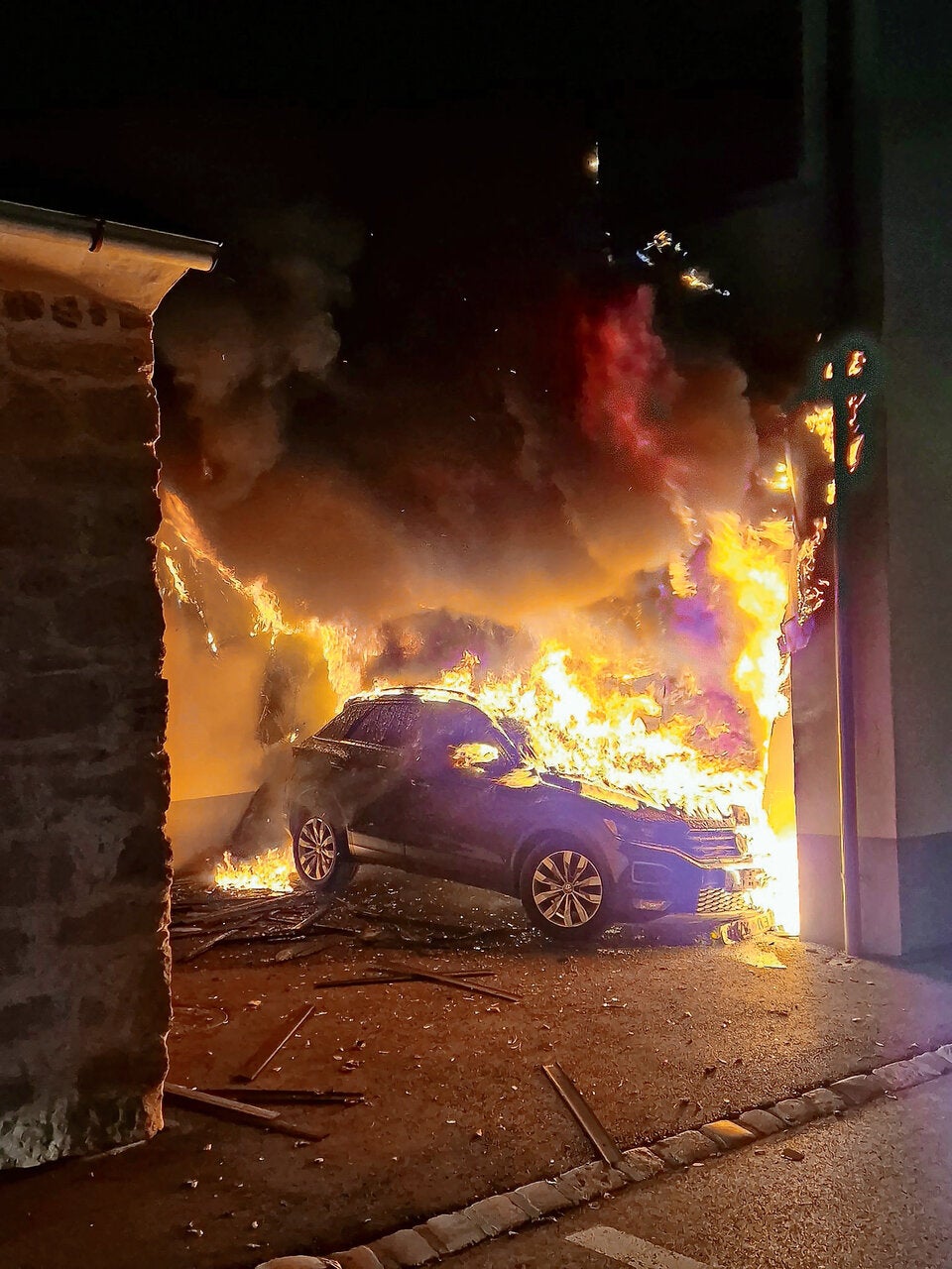 Feueranschlag? Auto-Brand griff auf AMS-Gebäude über